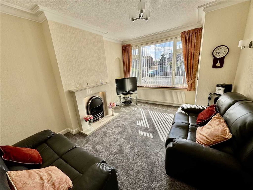 Property photo 2 of 11 Lounge
