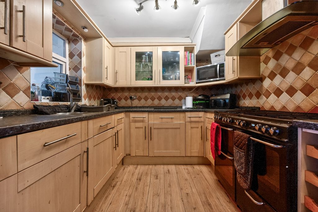 Property photo 3 of 19 Kitchen