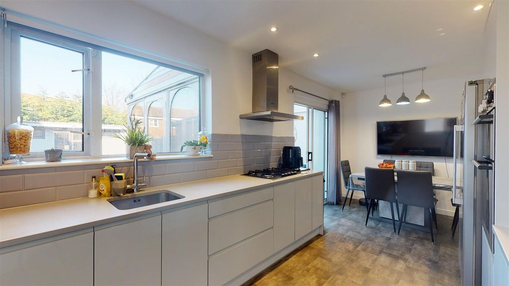 Property photo 3 of 17 Kitchen