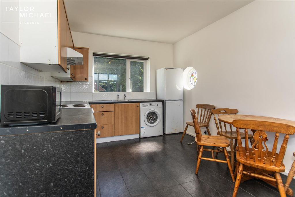 Property photo 3 of 22 Kitchen