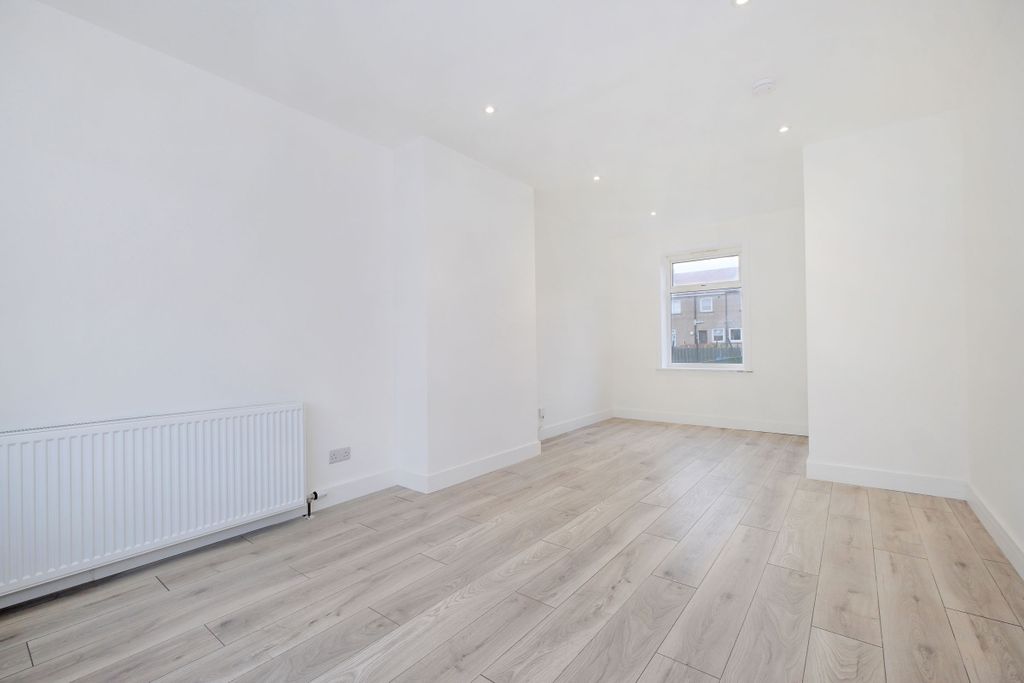 Property photo 3 of 32