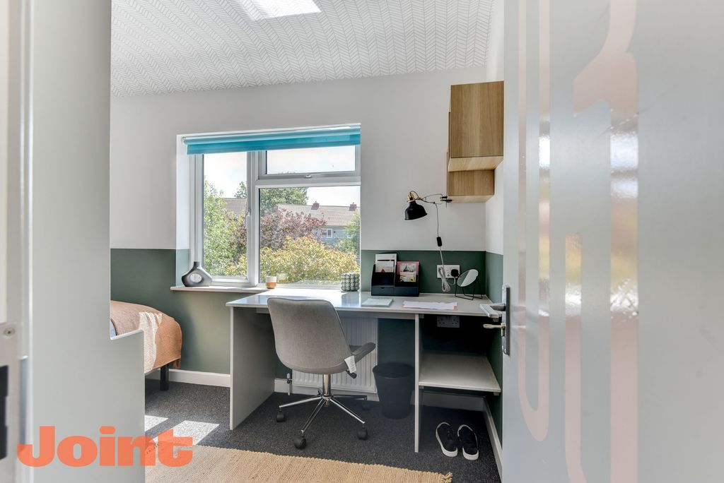 Property photo 2 of 6 This Inviting Double Bedroom Features Ample Natura...