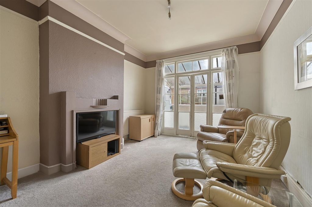 Property photo 2 of 15 4 Albert Grove,5.Jpg