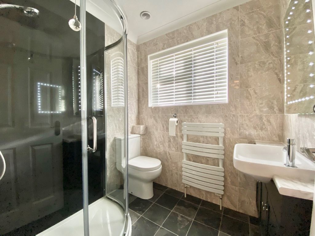 Property photo 3 of 11 Bathroom