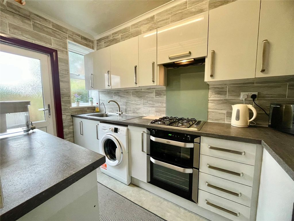 Property photo 3 of 18 Kitchen