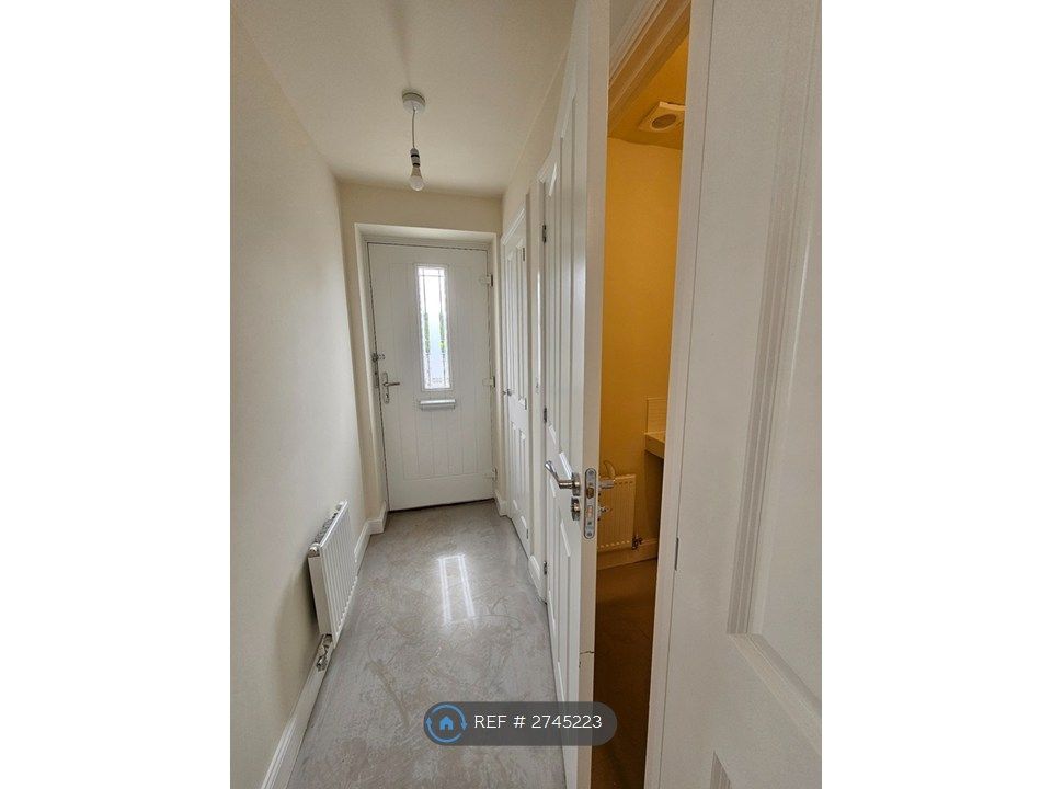 Property photo 2 of 10 Hallway