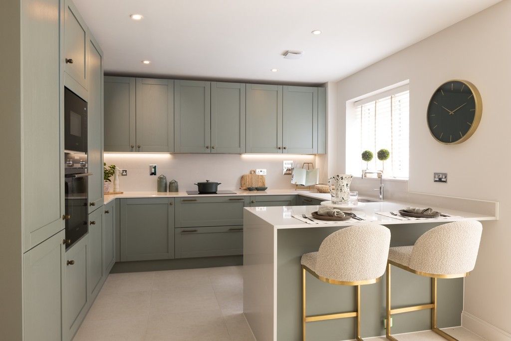 Property photo 2 of 16 Brooklands Grove, Weybridge