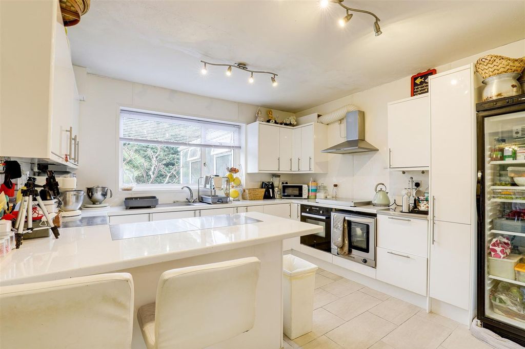 Property photo 3 of 33