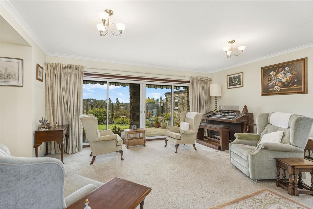 Property photo 2 of 20 11 Holland Rise, Kings Sutton-13.Jpg