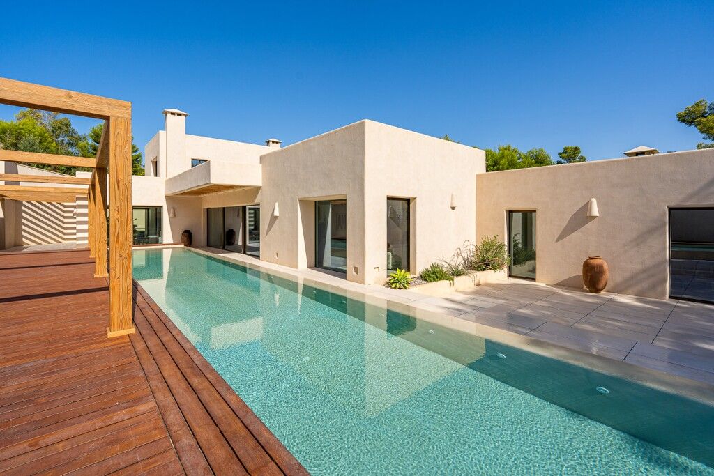 Property photo 1 of 20 Exterior And Pool (3).Jpg