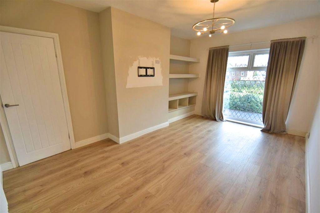 Property photo 3 of 14 Lounge