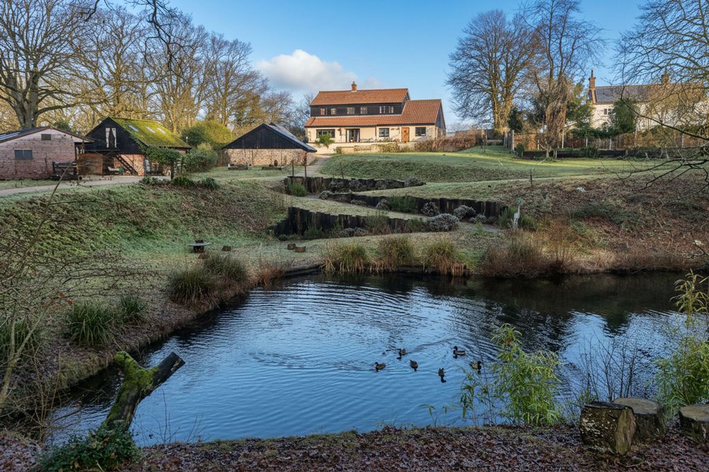 Property photo 2 of 40