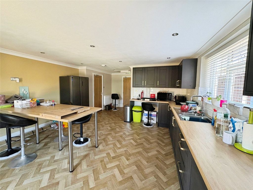 Property photo 3 of 10 Kitchen