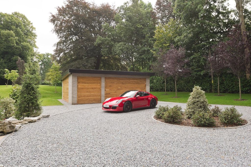Property photo 3 of 23 Garage