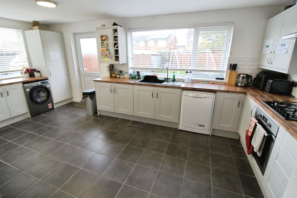 Property photo 3 of 12 Kitchen