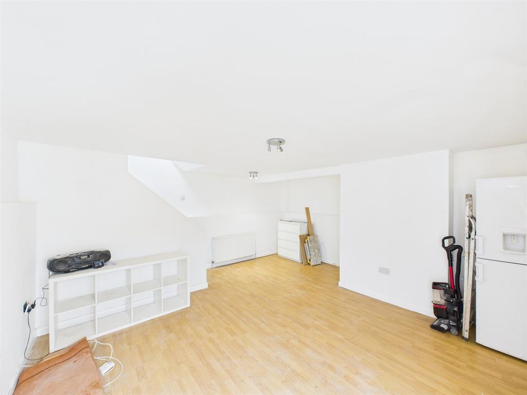 Property photo 3 of 13 Cam02885G0-Pr0482-Still005.Jpg