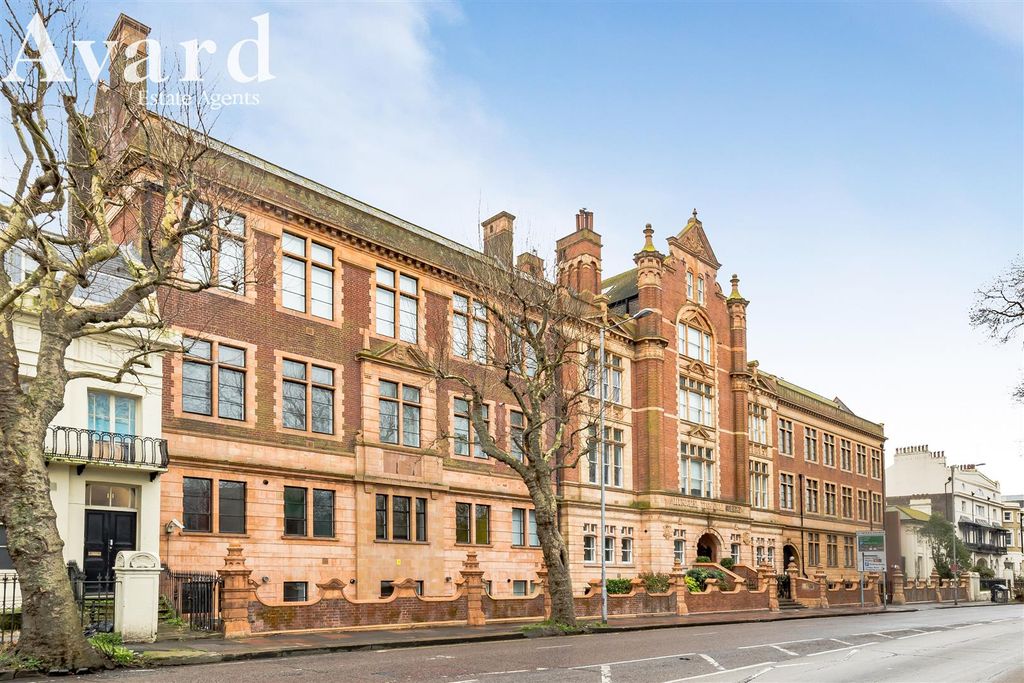 Property photo 2 of 25 Old College House, 10A-20.Jpg