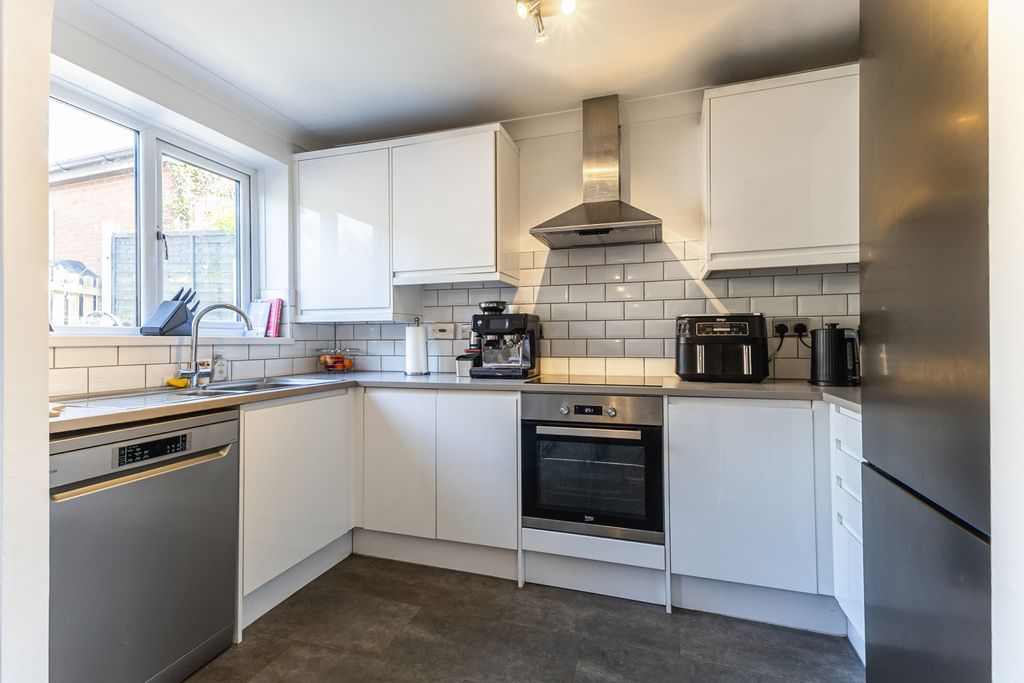 Property photo 3 of 16 Kitchen