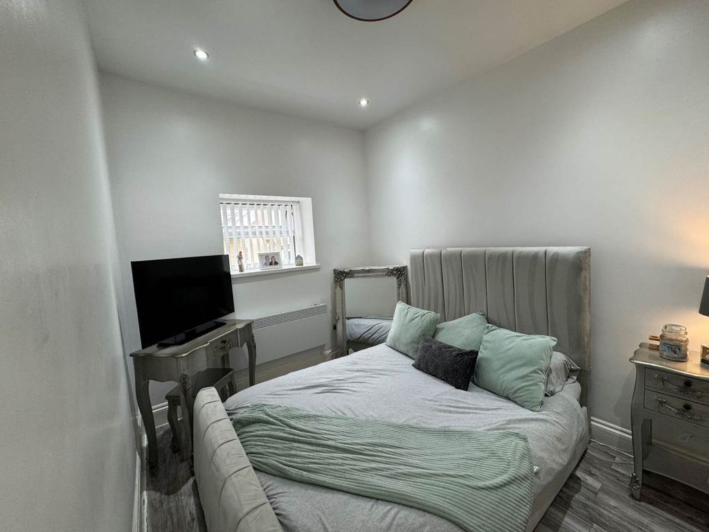 Property photo 3 of 6 Bedroom