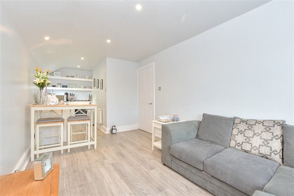 Property photo 3 of 8 Lounge