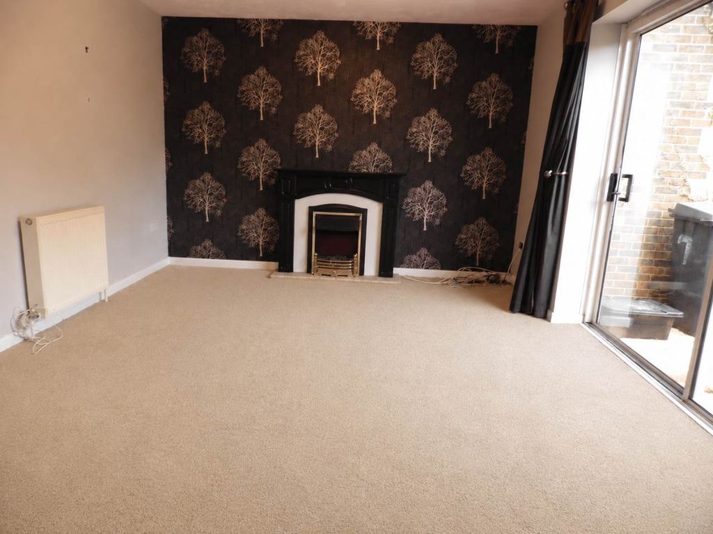 Property photo 3 of 8 Lounge
