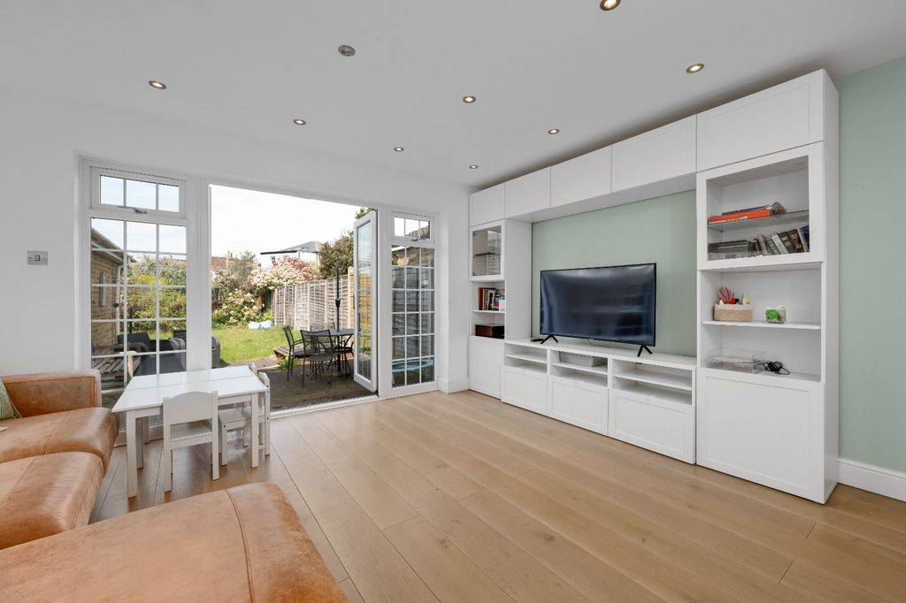 Property photo 3 of 11 Reception/Kitchen