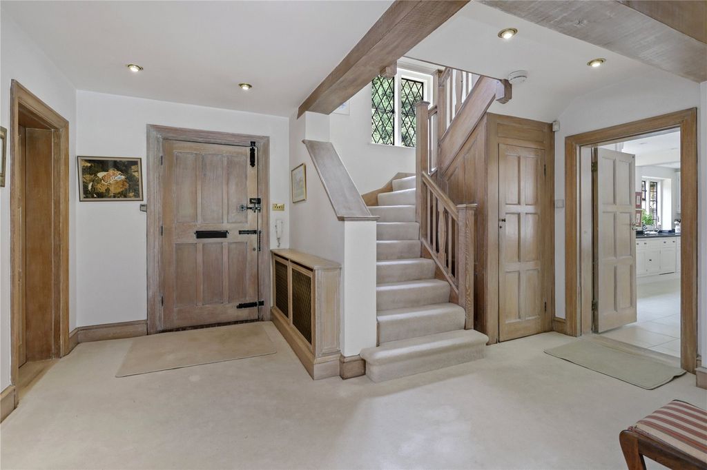 Property photo 3 of 31 Entrance Hall
