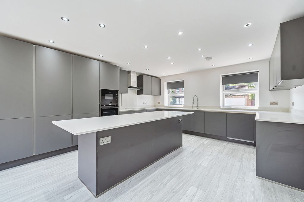 Property photo 3 of 20 1341336-3-689F65F...