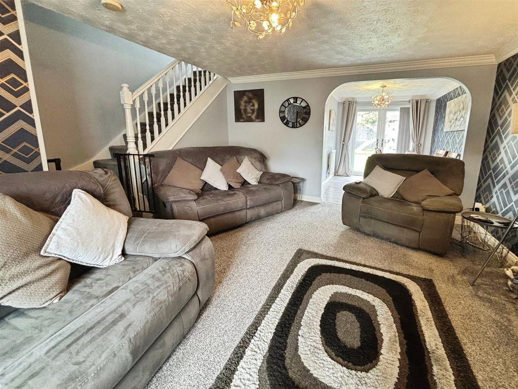 Property photo 3 of 19 Lounge