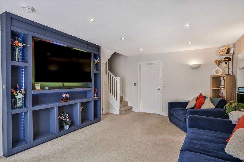 Property photo 2 of 18 Lounge