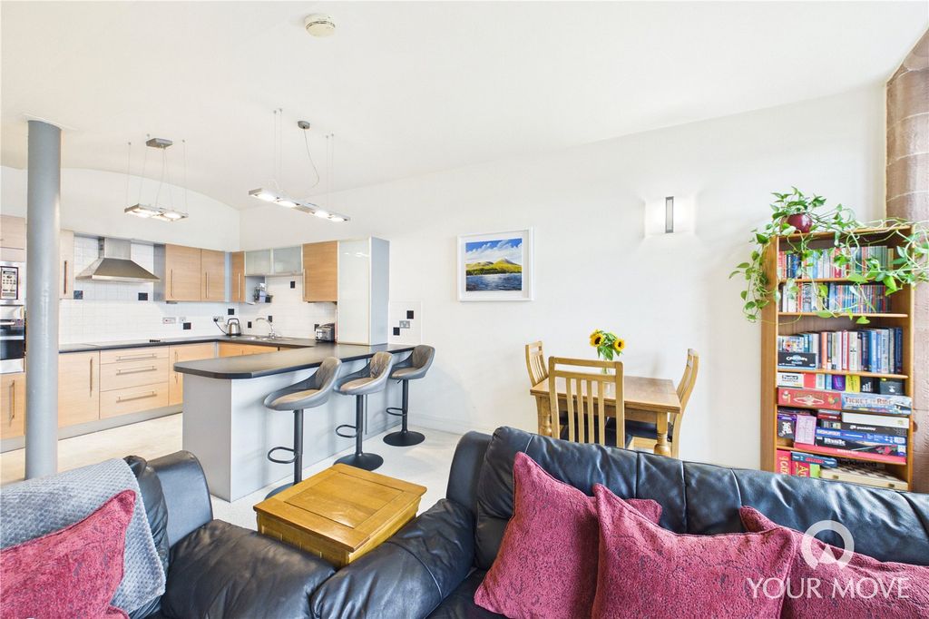 Property photo 3 of 18 Living/Kitchen/Diner