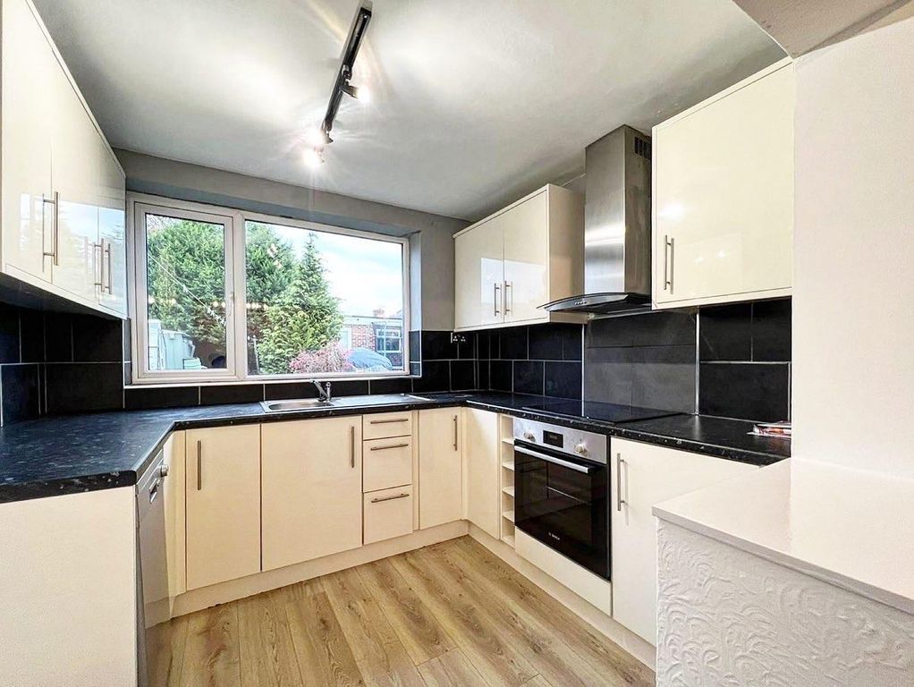 Property photo 3 of 12 Kitchen