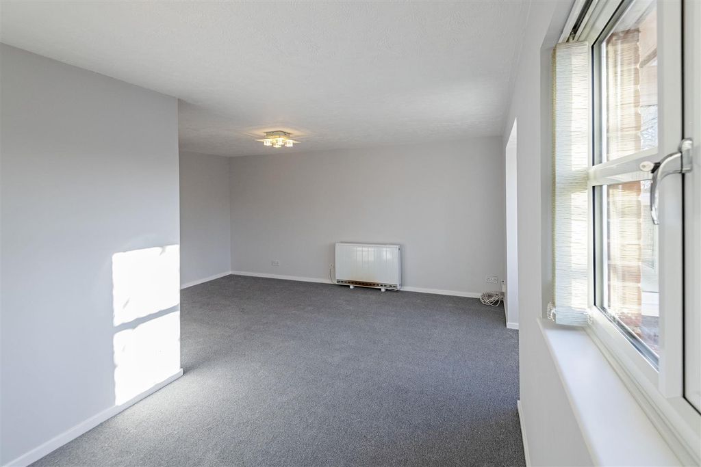 Property photo 3 of 8 23 Holm Court 07.Jpg
