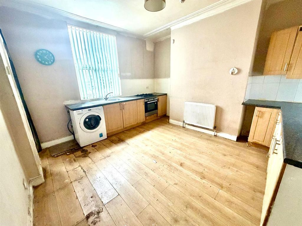 Property photo 3 of 17 Kitchen:
