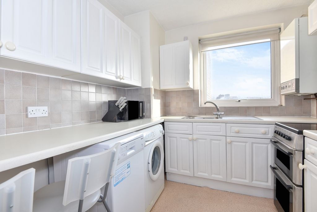 Property photo 2 of 7 Kitchen