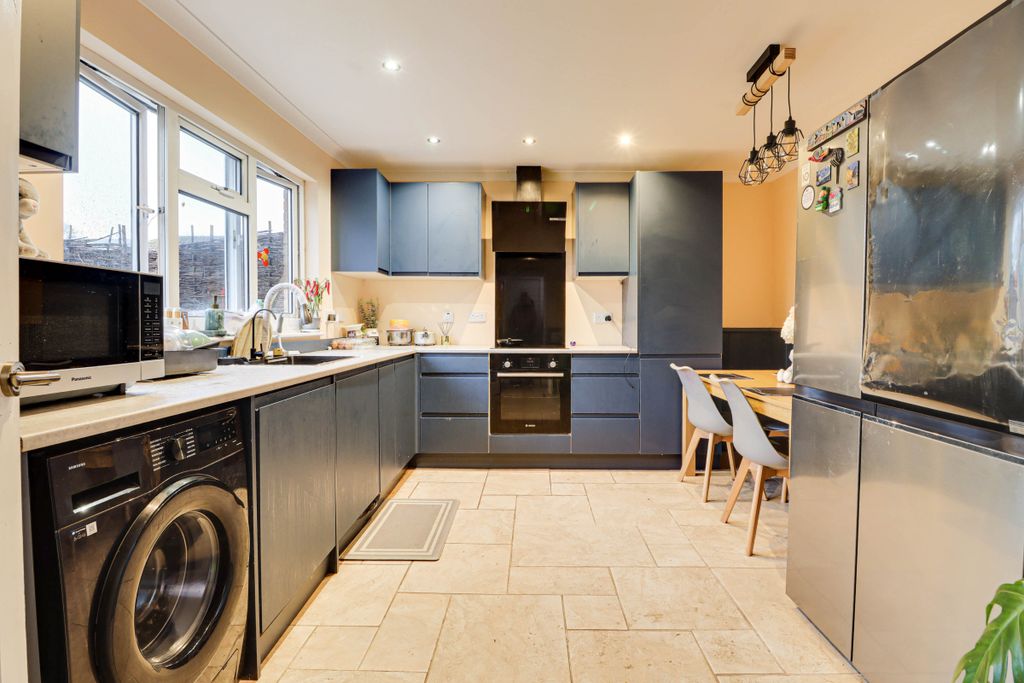 Property photo 3 of 11 Kitchen