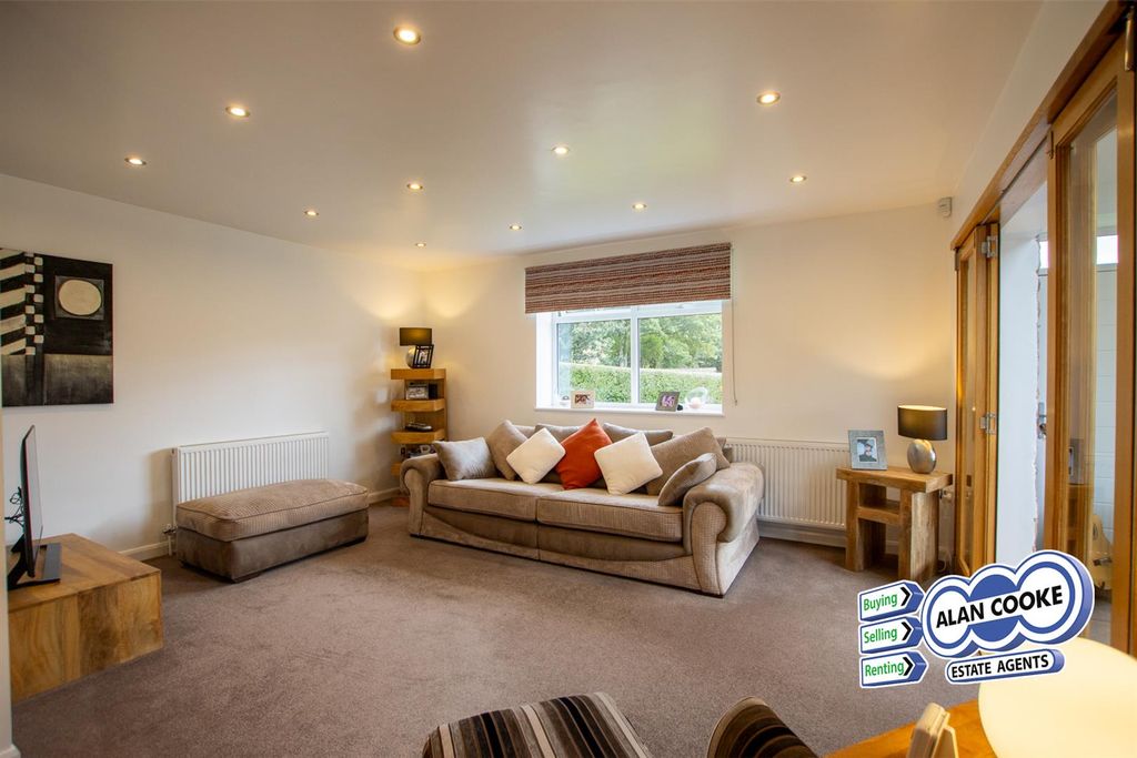 Property photo 3 of 24 Lounge