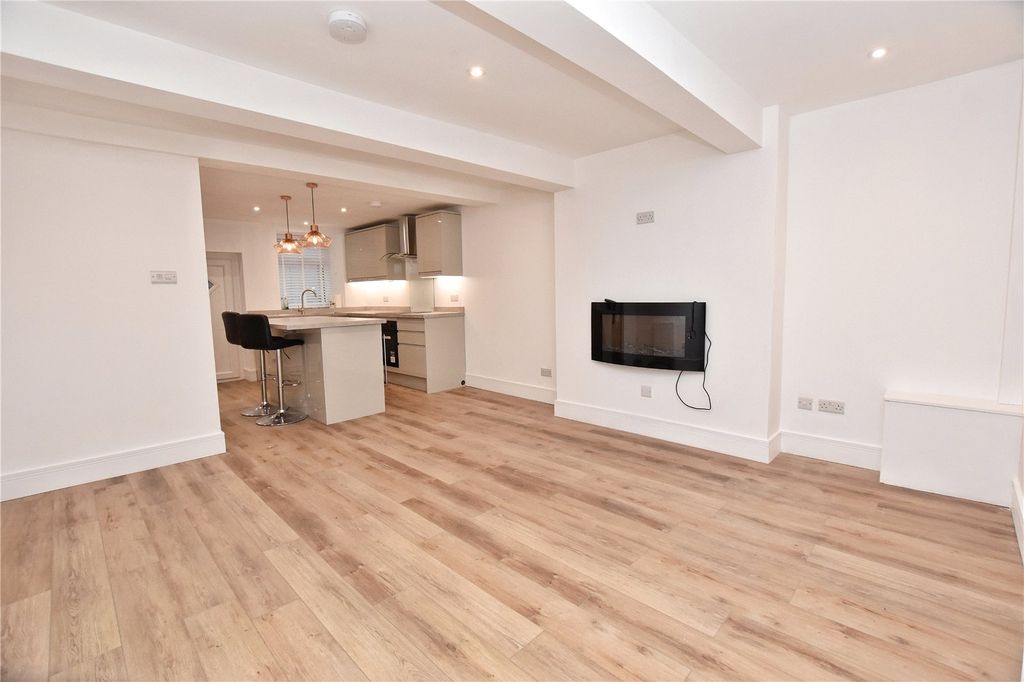 Property photo 2 of 14 Lounge