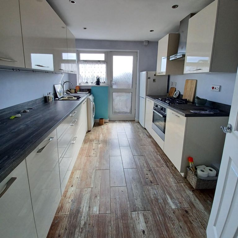 Property photo 2 of 8 Kitchen