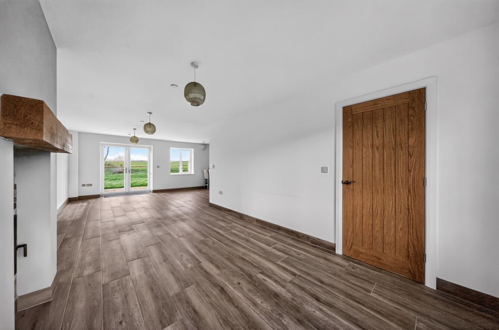 Property photo 3 of 25 1437375-20-69c6Ea...