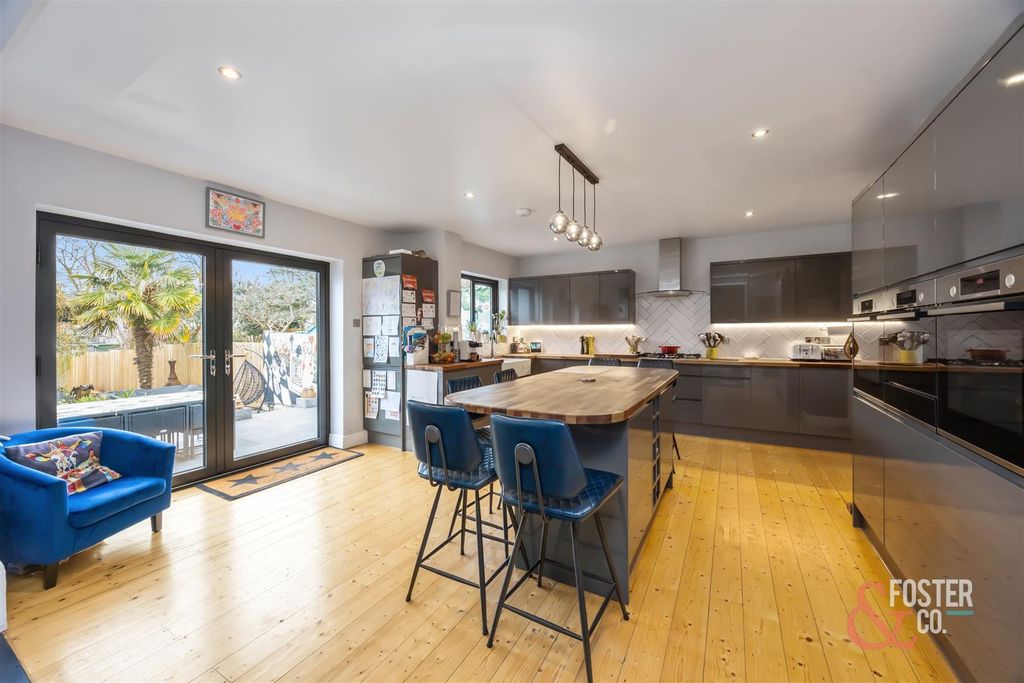Property photo 3 of 42 Dyke Road, 271_019.Jpg
