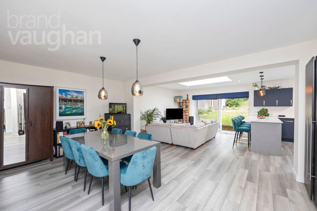 Property photo 2 of 21 Picture No. 11