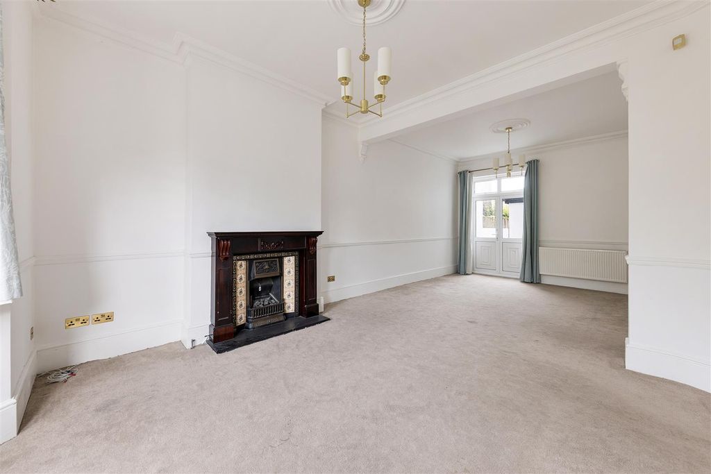 Property photo 3 of 46 Fairlop Road, E11