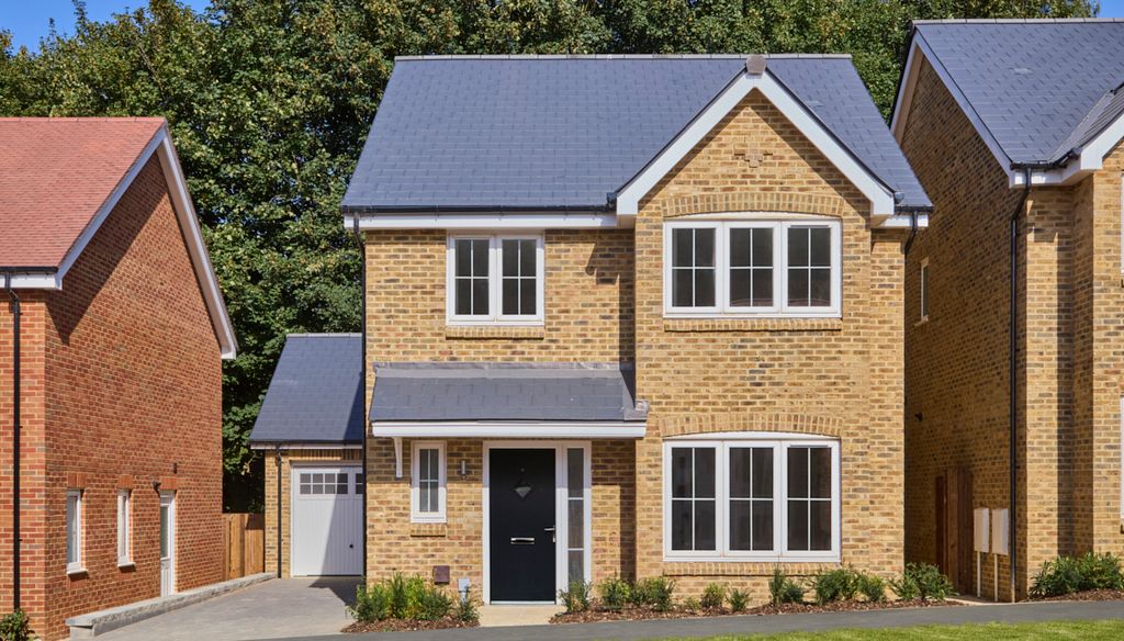 Property photo 1 of 11 Street Scene