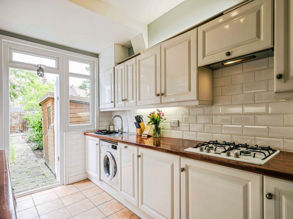 Property photo 3 of 18 Kitchen