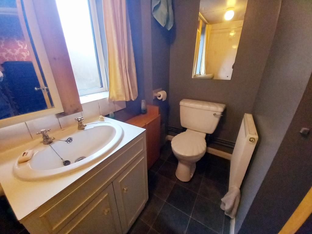 Property photo 2 of 8 Bathroom