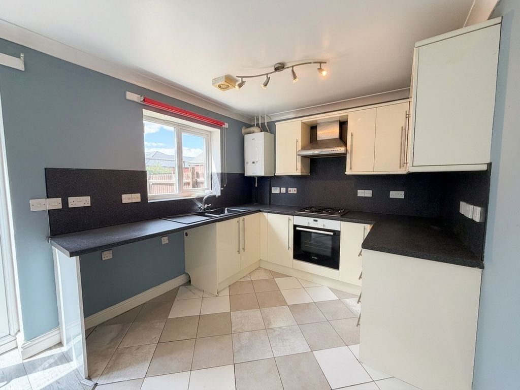 Property photo 3 of 11 Kitchen