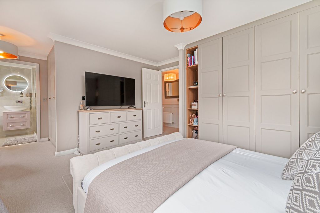 Property photo 2 of 14 Main Bedroom