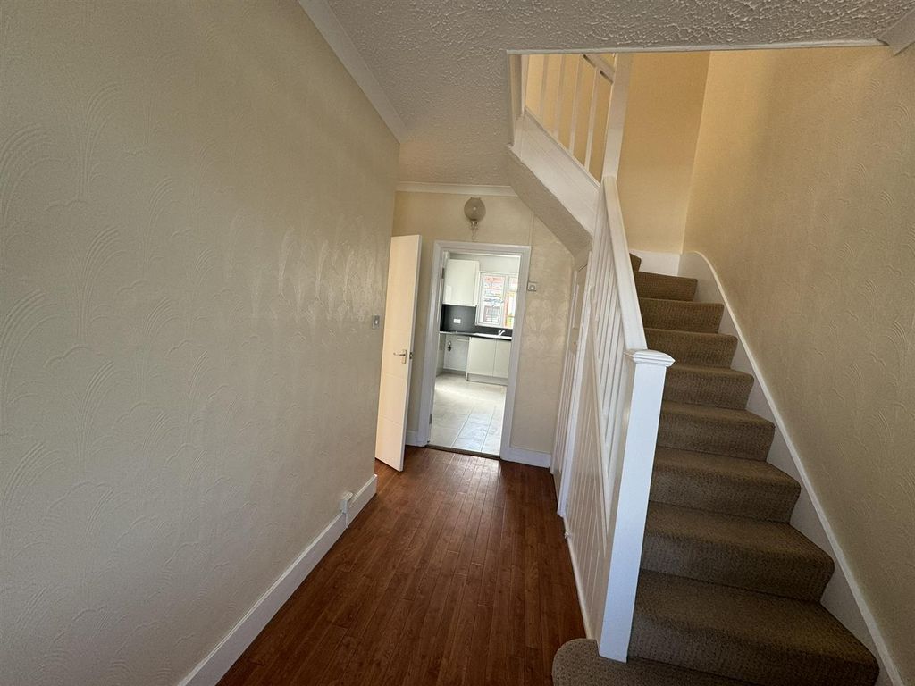 Property photo 3 of 8 Entarnce Hallway