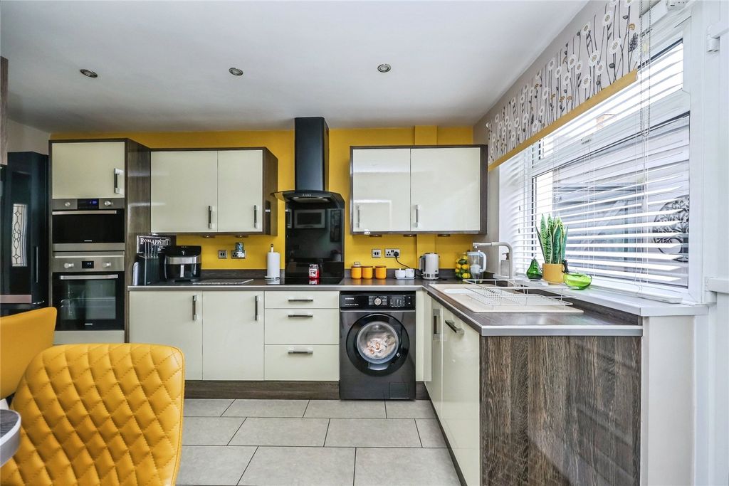 Property photo 2 of 21 Fitted Kitchen